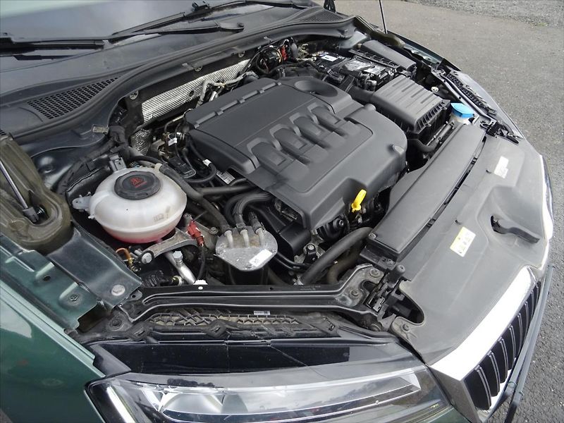Škoda Superb 1,6 TDI 88 kW Automat - fotka 25 z 27