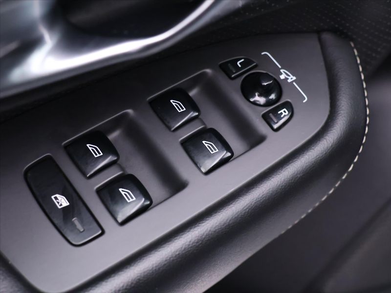 Volvo XC90 2,0 D5 Aut. AWD CZ R-Design - fotka 15 z 36