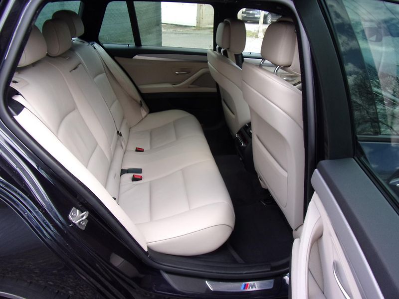 BMW Řada 5 (2012) M550d X-DRIVE 280kW KRÁSNÝ VŮZ - fotka 29 z 34