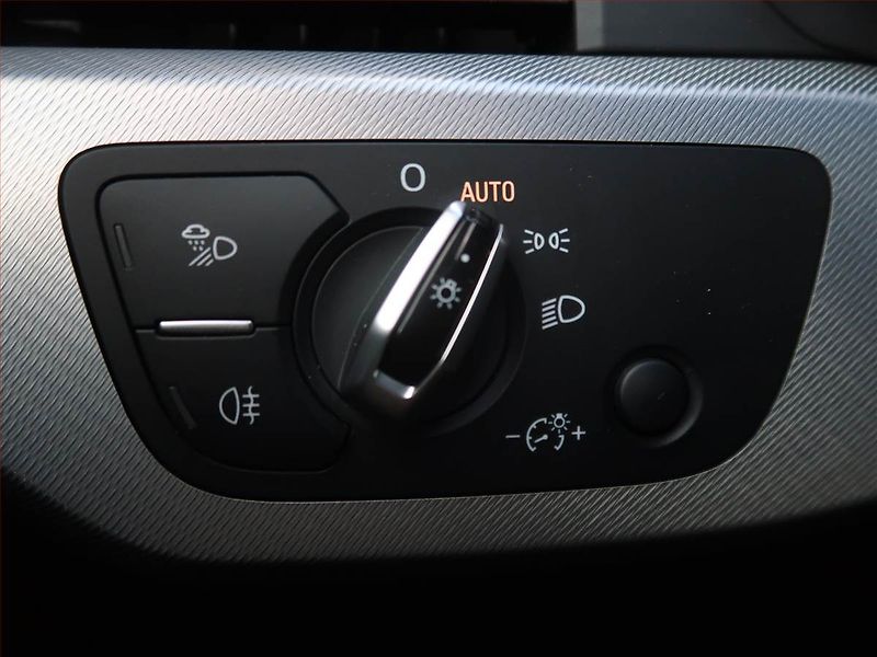Audi A4 (2016) 2.0 TDI, Automat, Kůže, Navi - fotka 22 z 24