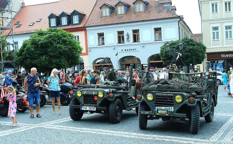 Spanilá jízda amerických historických vozidel a motocyklů v České Lípě.