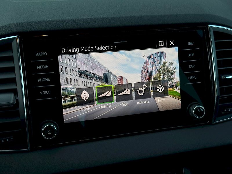 Škoda Karoq (2025) 2.0 TDI 110 kW DSG 4x4 TopSele - fotka 17 z 27