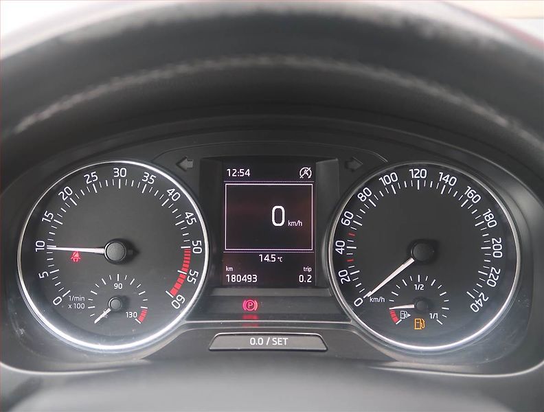 Škoda Rapid (2015) Elegance 1.4 TDI, Tempomat - fotka 11 z 14