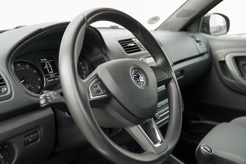 Škoda Fabia 1.2 TSI MONTECARLO - fotka 9 z 37