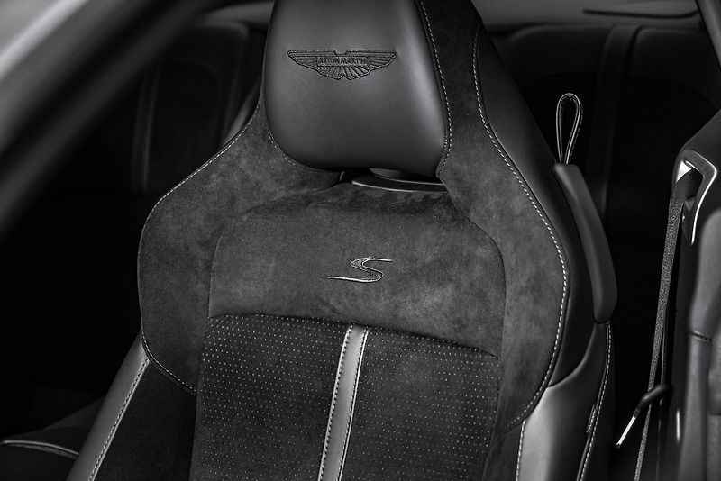 Aston Martin DB12 CZ, xenon grey, black pack - fotka 21 z 25
