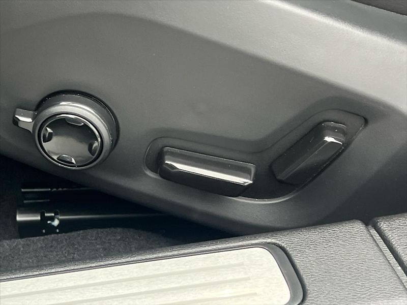 Volvo V60 2,0 145kW FWD PLUS DARK  B4 - fotka 22 z 26
