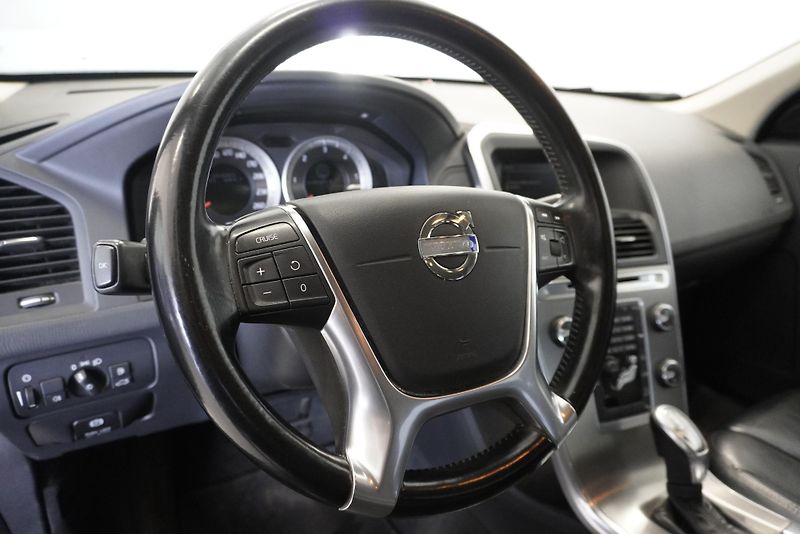 Volvo XC60 D5 MOMENTUM AWD AUT. - fotka 13 z 26