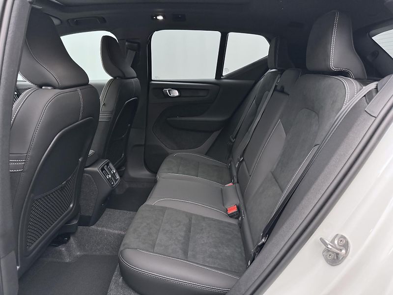 Volvo XC40 (2026) B3 AUT DARK PLUS - fotka 7 z 23