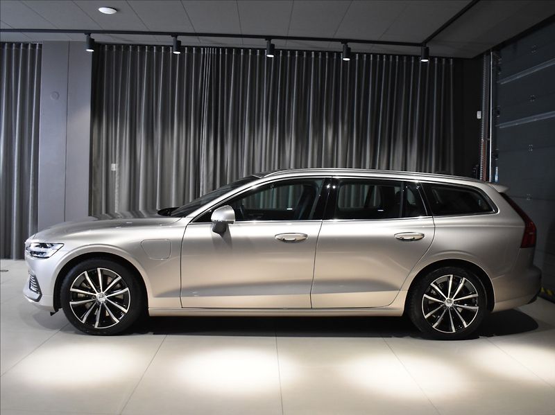 Volvo V60 2,0 T6 AWD Core - fotka 2 z 26