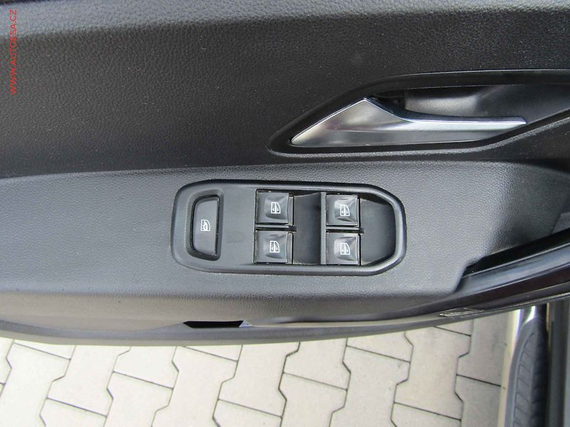 Dacia Duster (2019) 1.6i, AC, temp, tažné - fotka 11 z 16