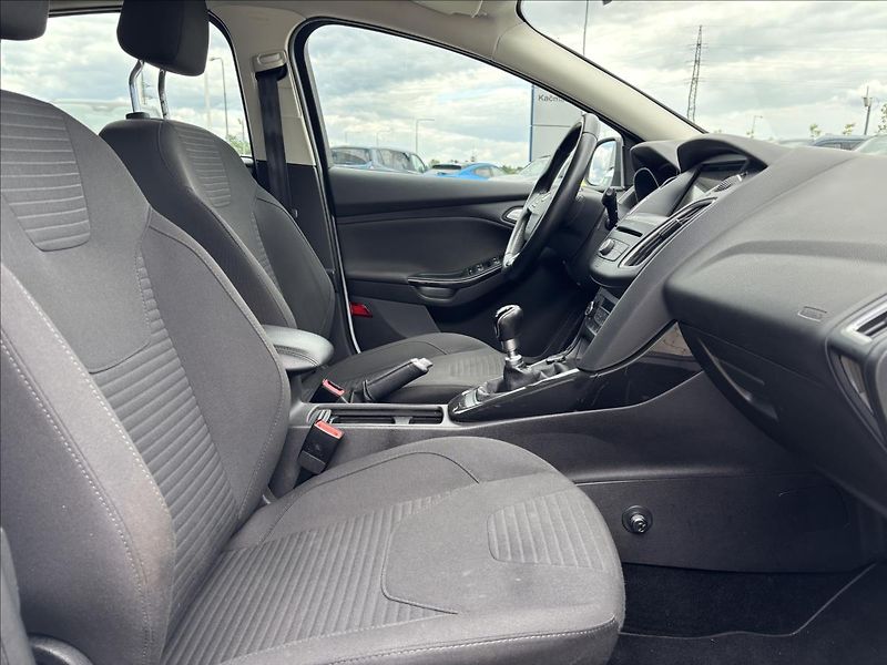 Ford Focus 1,5 TDCI 88kW Titanium - fotka 15 z 36