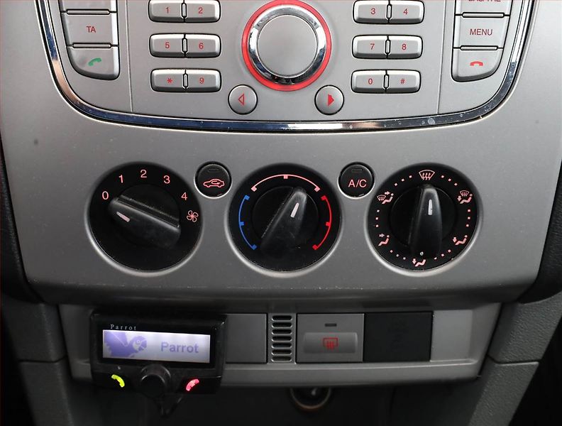 Ford Focus (2008) 1.6 TDCi, nová STK, Tažné - fotka 10 z 15
