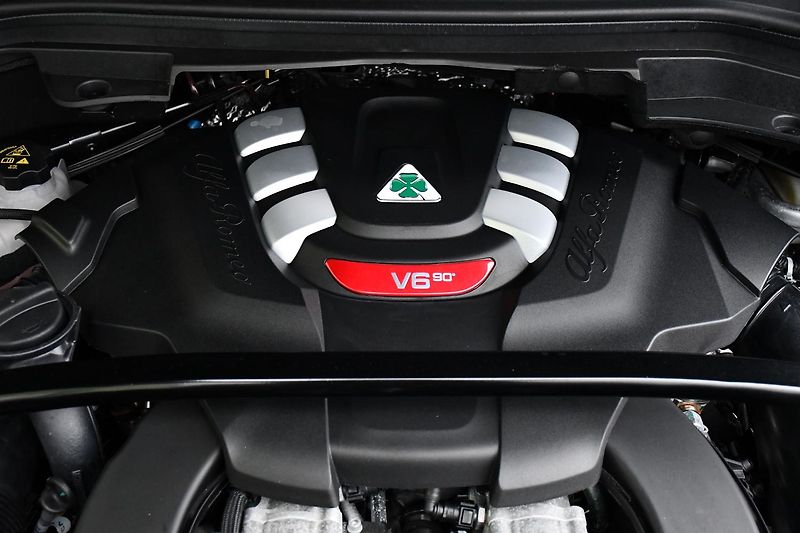 Alfa Romeo Stelvio 2.9V6 Bi-T.382 kW QUADRIFOGLIO - fotka 45 z 46
