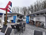 Venkovní posezení a občerstvení pod restaurací.