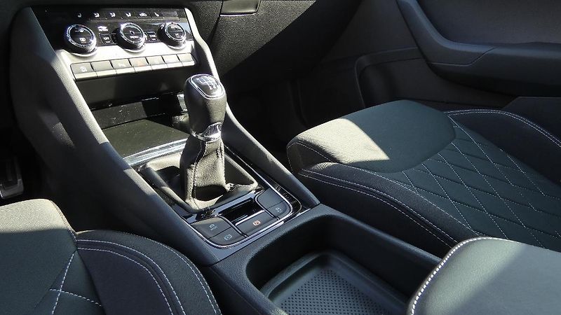 Škoda Karoq 1,5 TSI Sportline - fotka 6 z 23