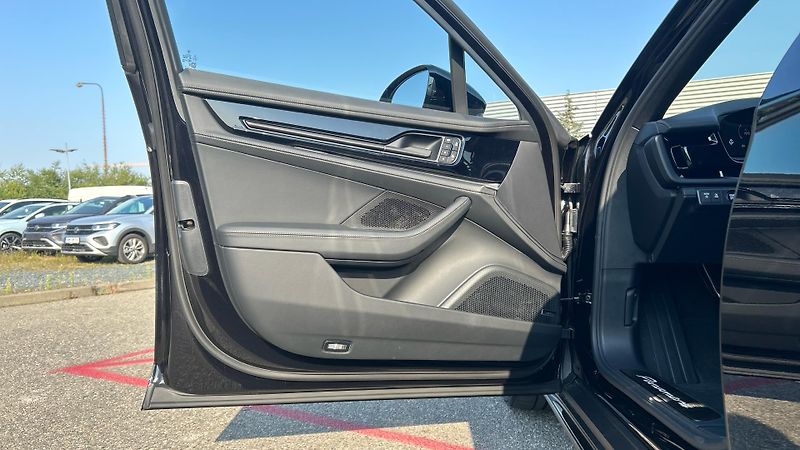Porsche Panamera - fotka 21 z 30