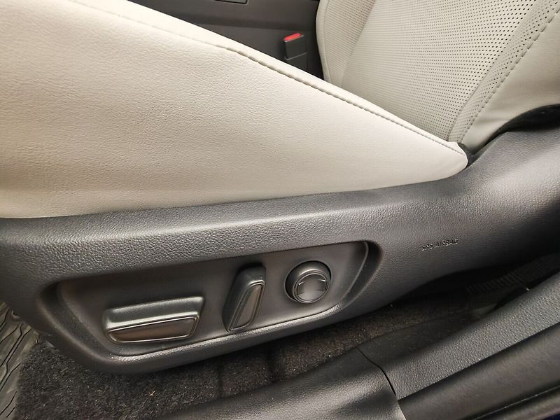 Toyota RAV4 2.5 Hybrid e-CVT 4x4 Executive - fotka 16 z 43