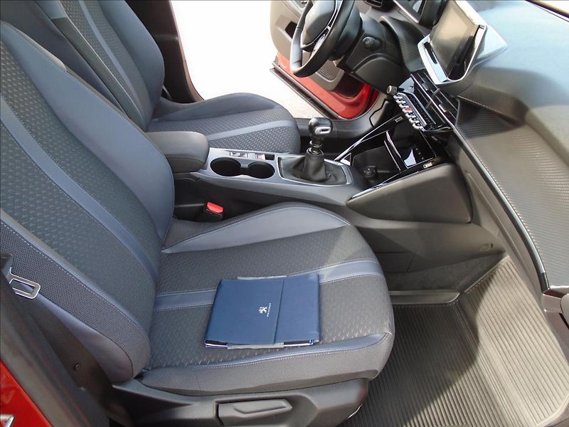 Peugeot 2008 1,2 - fotka 19 z 30