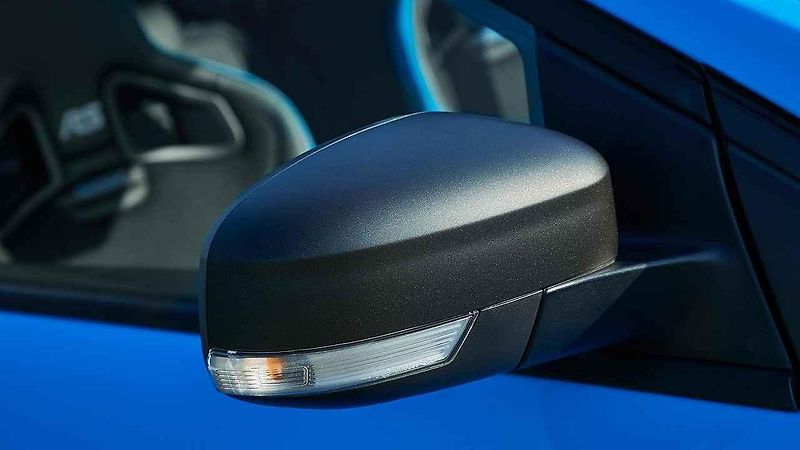 Bíle kouřící Ford Focus RS s vadným těsněním pod hlavou.