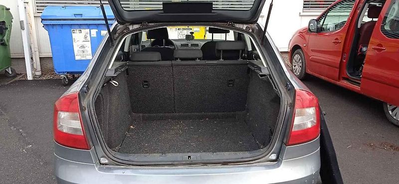 Mít pohodlnou postel a úložné prostory už není jen výsadou karavanů či obytných aut. Postel se vejde i do menších aut.