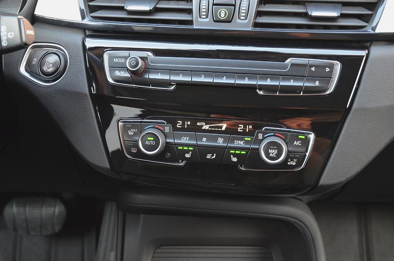 BMW X1 (2018) xDrive 20d 140kW AT /LED /NAVI - fotka 23 z 32