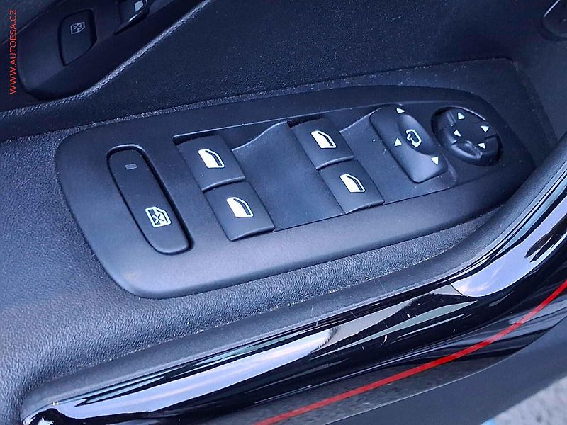 Peugeot 2008 (2019) 1.2 e-THP, GT Line, AT - fotka 11 z 20