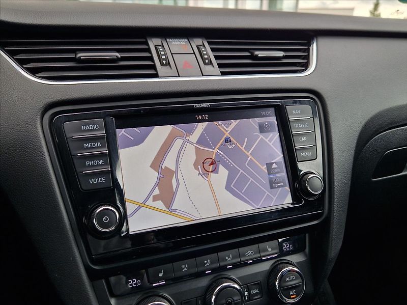 Škoda Octavia 2,0 TDI DSG KLIMA VÝHŘEV DIGI - fotka 26 z 34