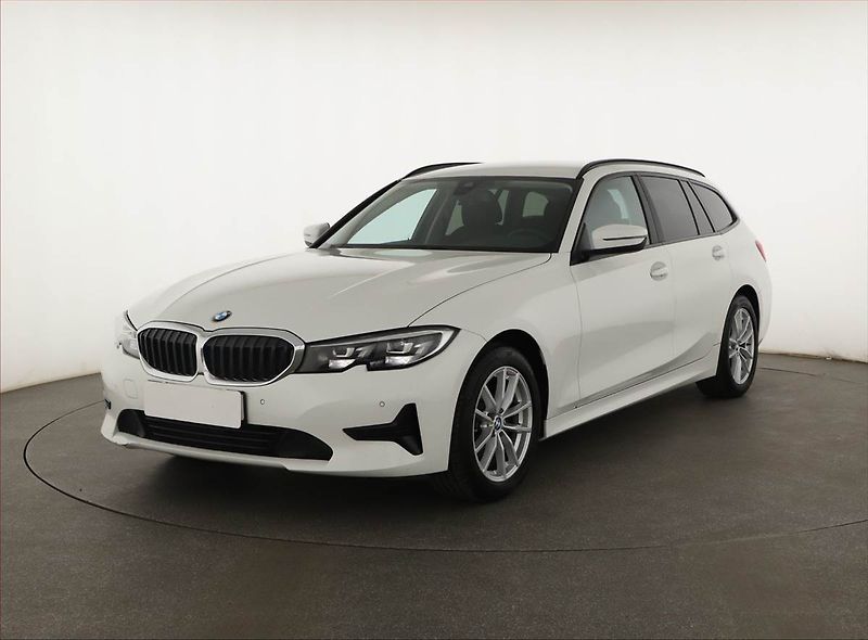 BMW Řada 3 (2022) Advantage 320 d - fotka 2 z 28