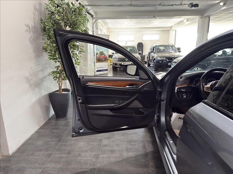 BMW Řada 5 3,0   540i LUXURY M-PAKET HARM - fotka 6 z 40