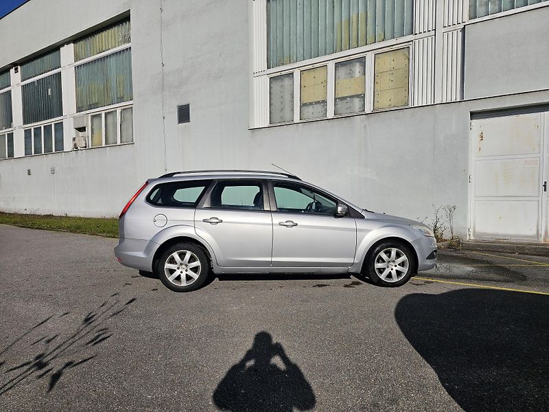Ford Focus (2011) 1.6i, KLIMA - fotka 6 z 19