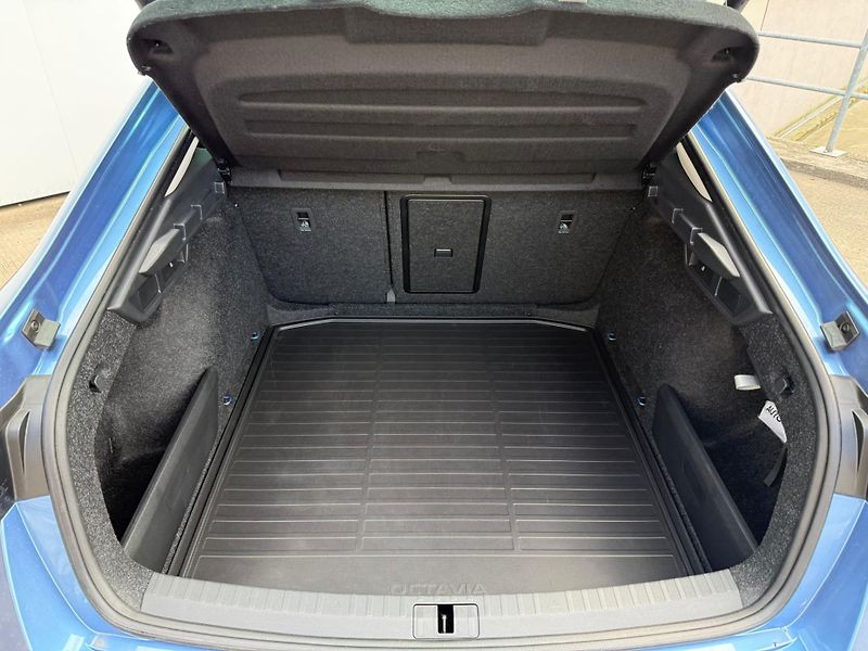 Škoda Octavia Top Selection 2.0 TDI 110kw DS - fotka 22 z 24