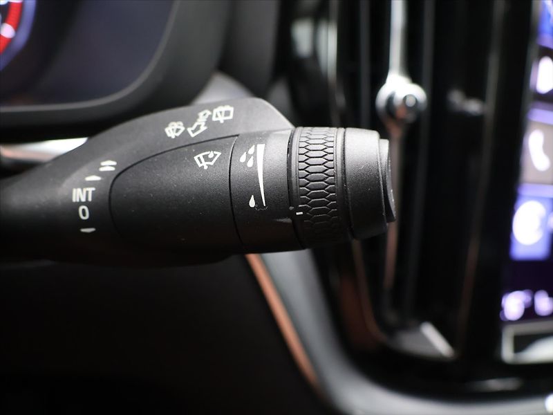 Volvo XC60 2,0 B4 145kW AWD Momentum CZ D - fotka 20 z 32