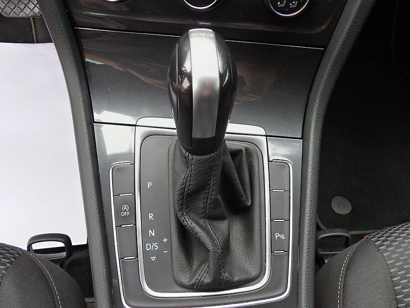 Volkswagen Golf 1.6TDI 85kW DSG Navi PDC - fotka 11 z 29