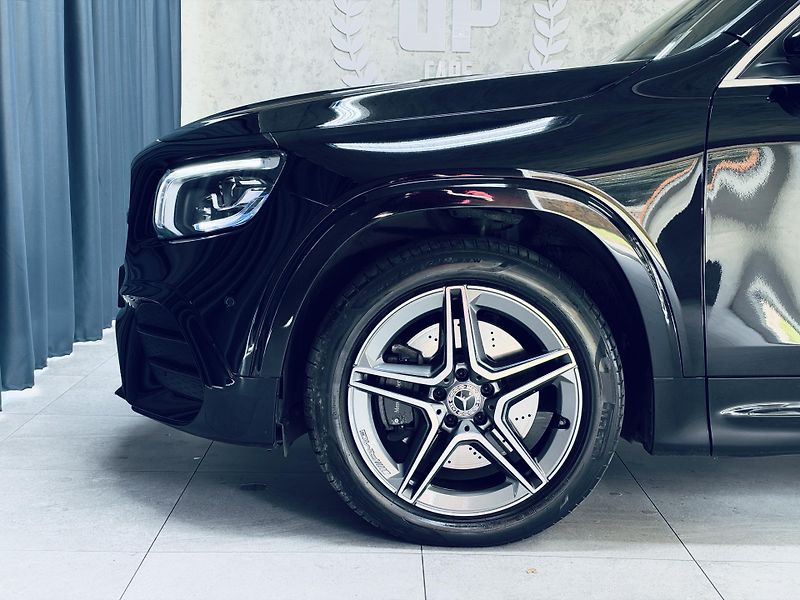 Mercedes-Benz GLB (2020) 220d 4M AMG PANO HUD TAŽNÉ - fotka 10 z 34