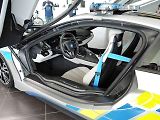 Policie otestuje vozidlo BMW i8.