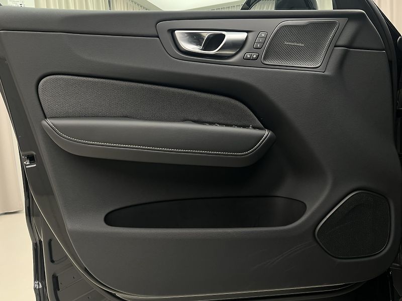 Volvo XC60 B5 AWD BLACK EDITION PLUS AUT - fotka 7 z 51