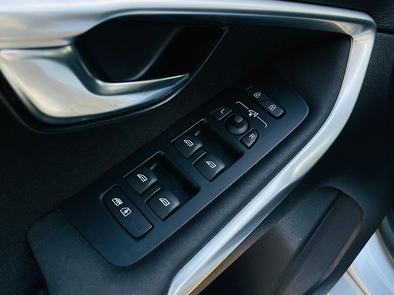 Volvo V40 2.0i MANUÁL KAMERA SERVISKA - fotka 32 z 45