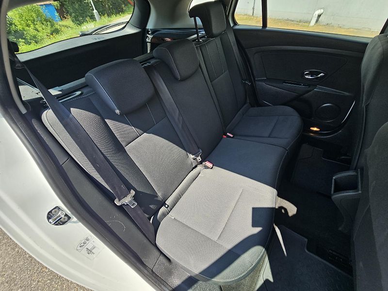 Renault Mégane (2012) 1.6i - fotka 15 z 17