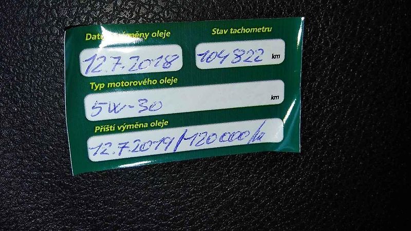 Tato podoba kapoty je typická pro všechny turbomotory foresteru.