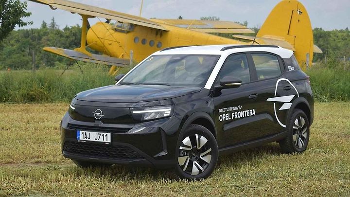 Opel Frontera bude vhodným vozem pro rodinné výlety.