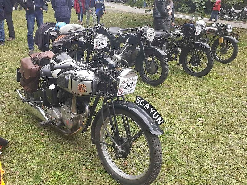 Milovníci historických automobilů i motocyklů si první říjnovou sobotu přišli na své při tradičním závodu Brno-Soběšice.