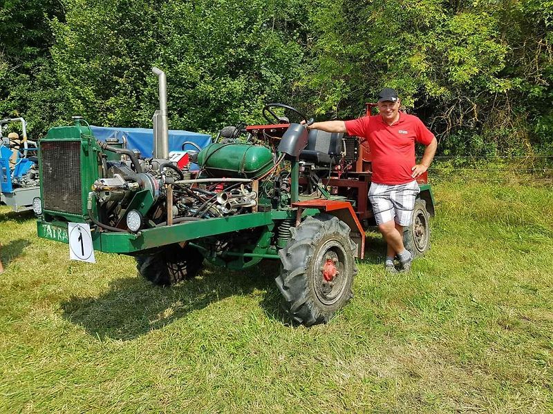 Jiří Ottenschläger zvedá pneumatiku. Chce to dobrou práci se spojkou, říkají jezdci.