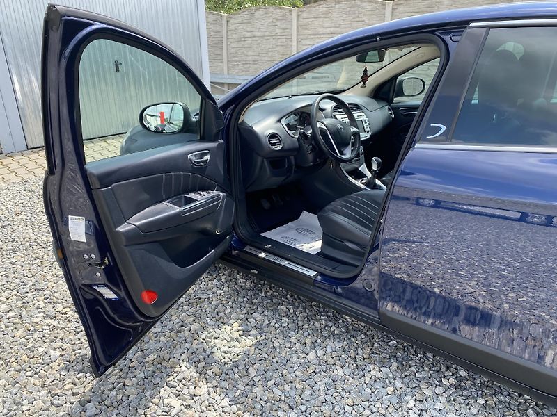 Lancia Delta 2.0JTD 165PS SPORT NAVI SERVIS - fotka 83 z 169