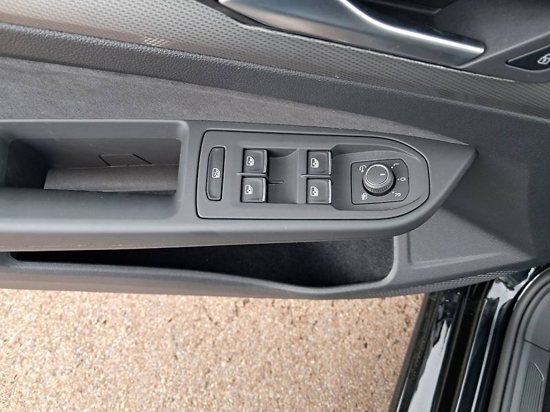 Volkswagen Golf (2024) STYLE 1.5 E-TSI / 85 kW DSG7 M - fotka 13 z 26