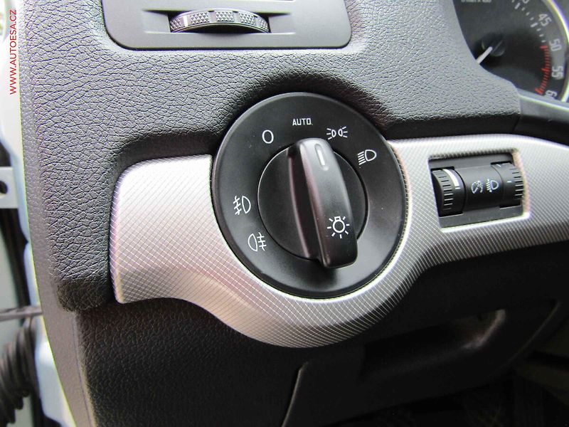 Škoda Octavia (2011) 2.0 TDi, 1.maj, AC, park - fotka 17 z 17
