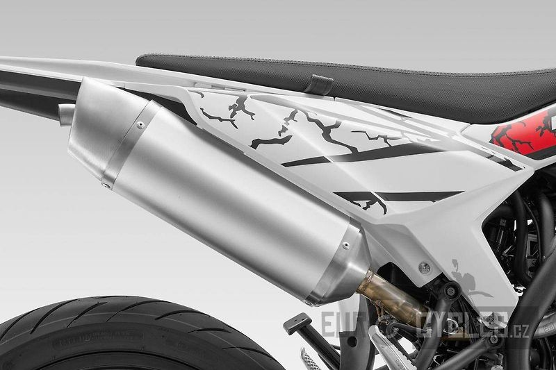 QJ Motor (2026) COV 125 Super Motard - Skladem - fotka 8 z 18