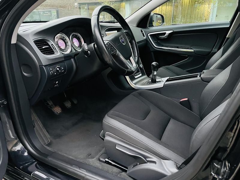 Volvo V60 2.4D5 MANUÁL TAŽNÉ SERVISKA - fotka 27 z 41