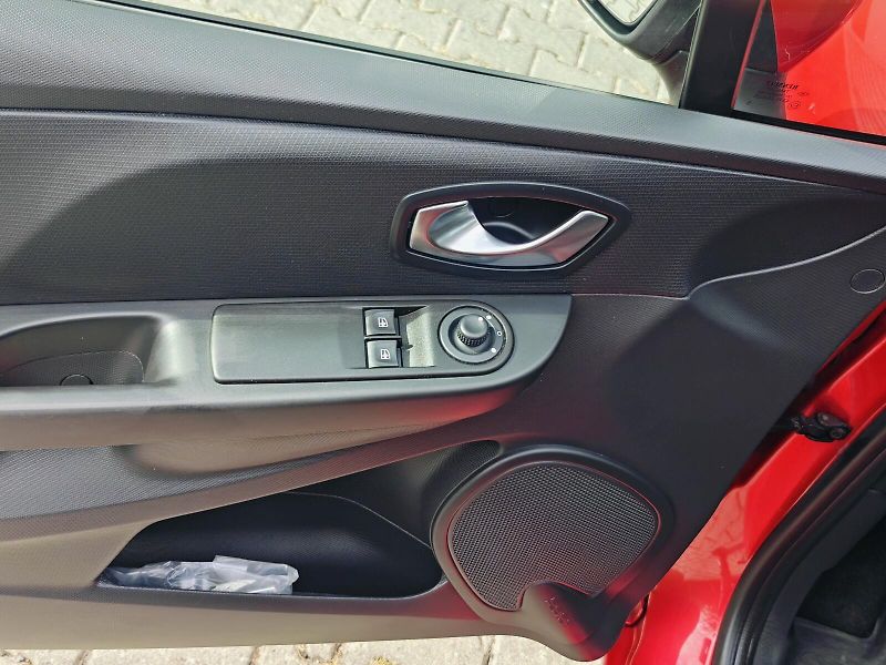 Renault Clio (2015) 1,2 16V 54 kW Limited - fotka 14 z 40