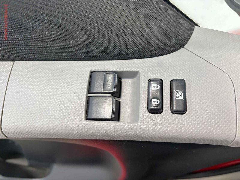 Toyota Yaris (2010) 1.0 i, ČR, STK10/28, AC - fotka 12 z 15