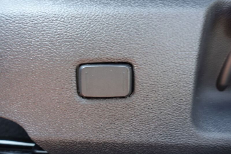 Toyota Corolla 2,0 HEV Style TS - fotka 19 z 32